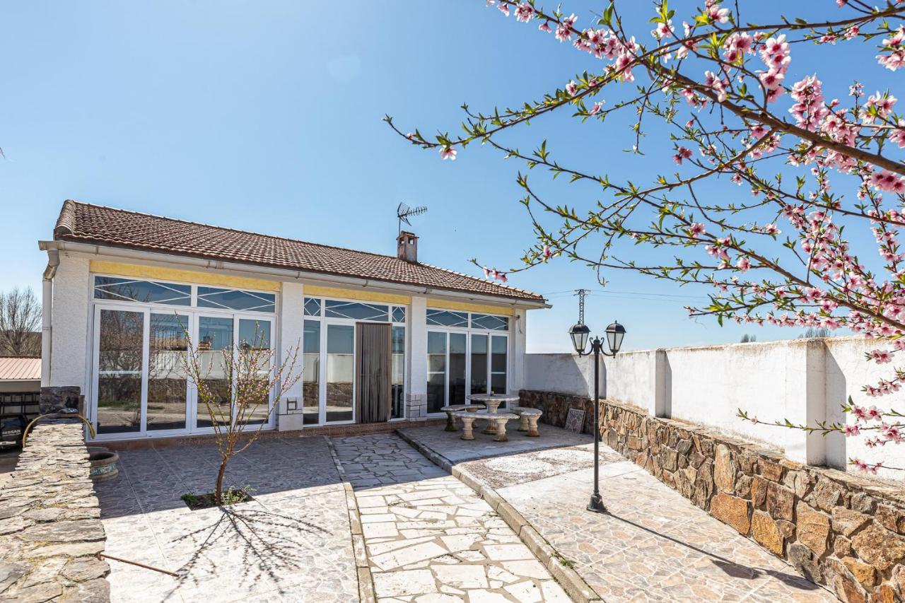 Waou Deluxe Cottage Titulcia 外观 照片