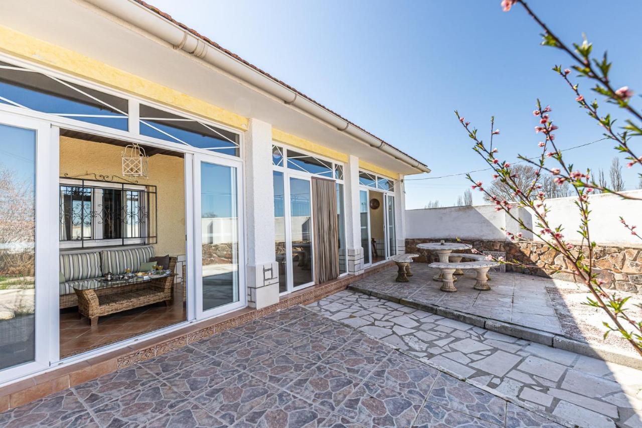 Waou Deluxe Cottage Titulcia 外观 照片